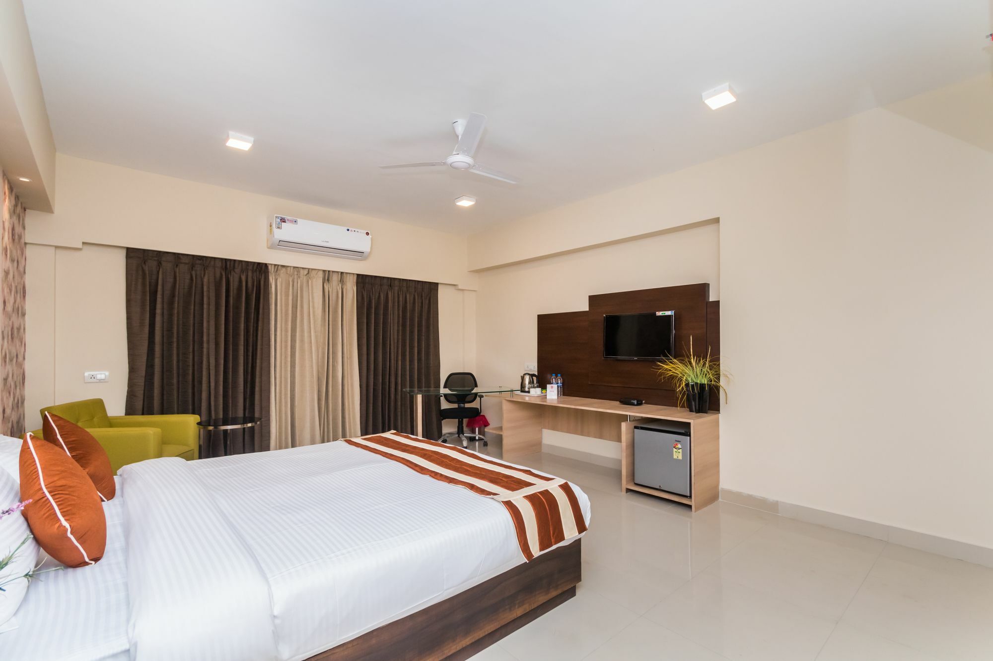 Capital O 10212 Hotel West Willows Xanadu Calcutta  Esterno foto